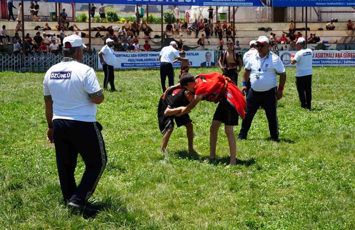 Aşırtmalı Aba Güreşi Türkiye Şampiyonası Şahinbey er meydanında başladı