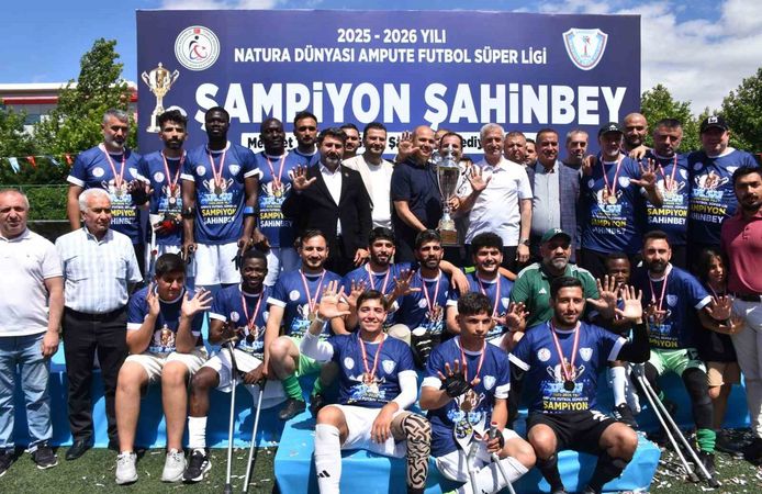 Şahinbey Ampute Futbol Takımı şampiyonluk kupasını kaldırdı