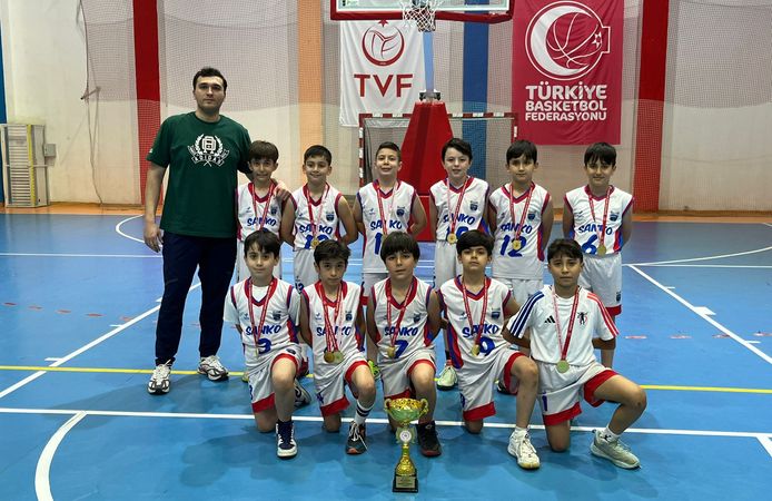SANKO Okulları Minik Erkek Basketbol Takımı şampiyon oldu