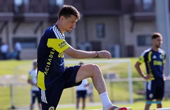 Asgari ücret alacak! Fenerbahçe, Mert Hakan Yandaş'la sözleşme uzattı