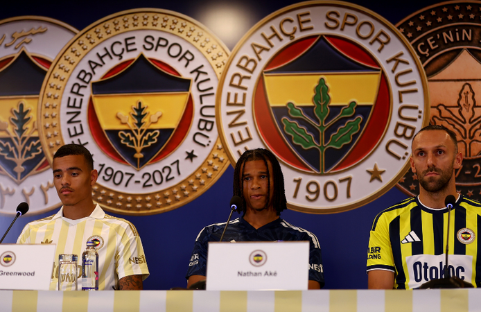 Fenerbahçe yeni transferleri için imza töreni düzenledi