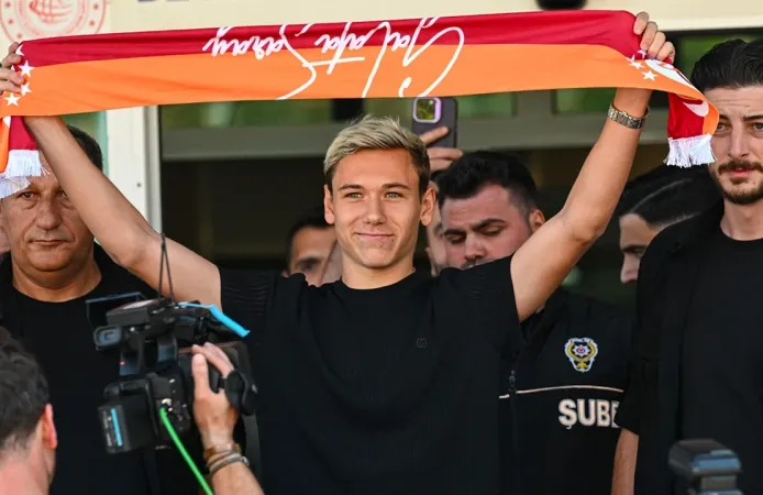 Galatasaray'ın yeni transferi Aleksey Batrakov, İstanbul'a geldi