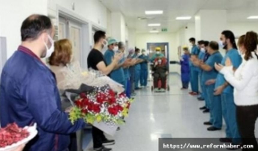 Gaziantep'te Kovid-19'u yenen hastayı eşi çiçek ve şarkılarla karşıladı