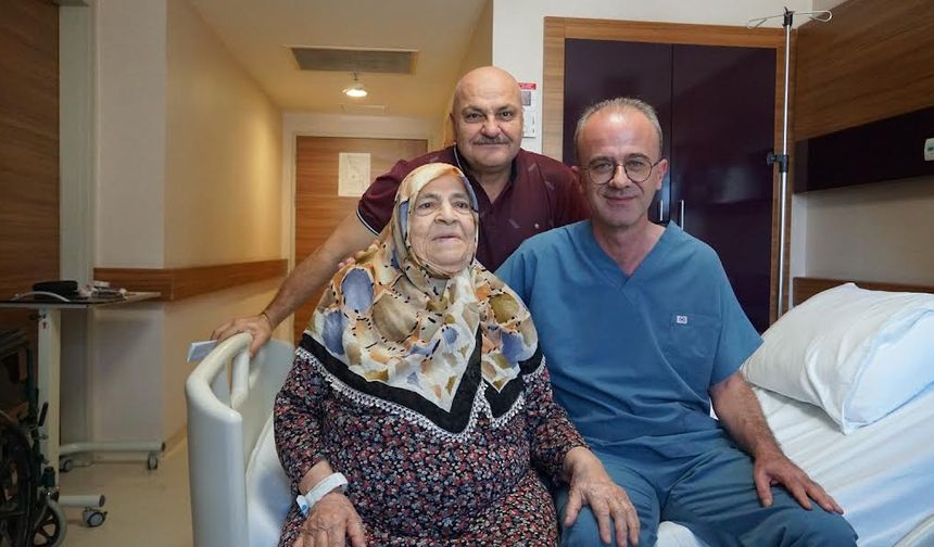 85 Yaşında Jinekolojik Onkoloji Cerrahisi ile 25 Santimlik Kitleden Kurtuldu