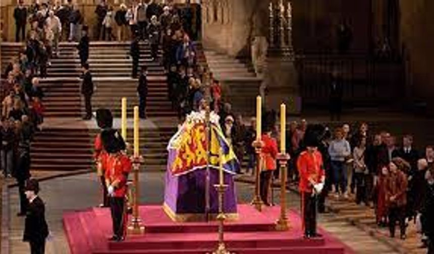 Kraliçe II. Elizabeth’in çocukları cenaze başında nöbet tuttu