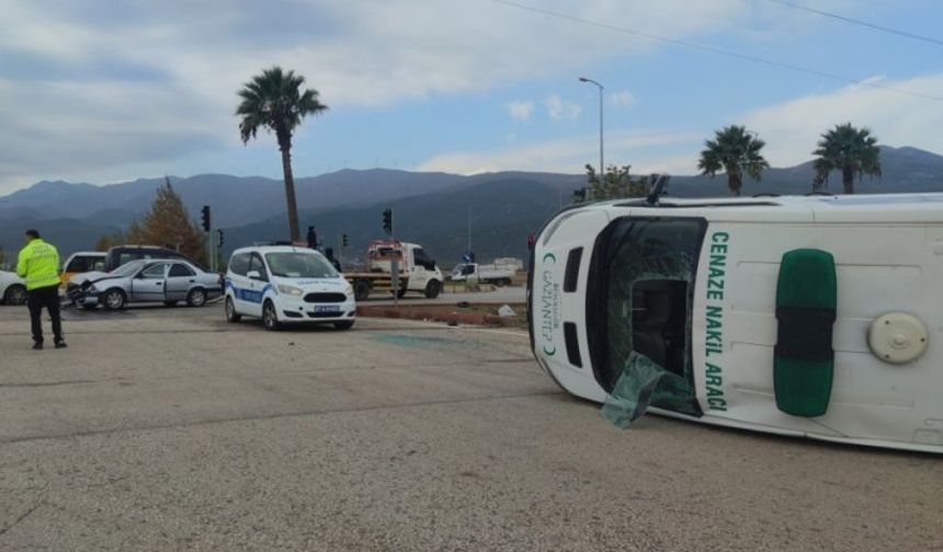 Gaziantep'te cenaze aracı otomobil ile çarpıştı: 3 kişi yaralandı