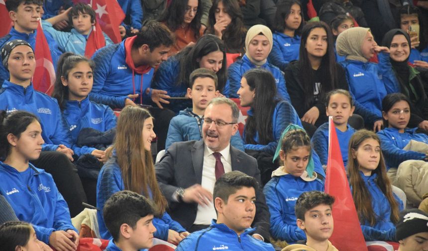 Gençlik ve Spor Bakanı Kasapoğlu, Gaziantep'te partililerle buluştu: