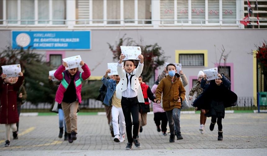 Gaziantep ve çevre illerinde öğrenciler karnelerini aldı