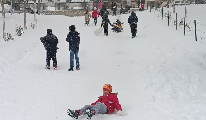 Gaziantep'te çocuklar leğenlerle "kayak" yaptı