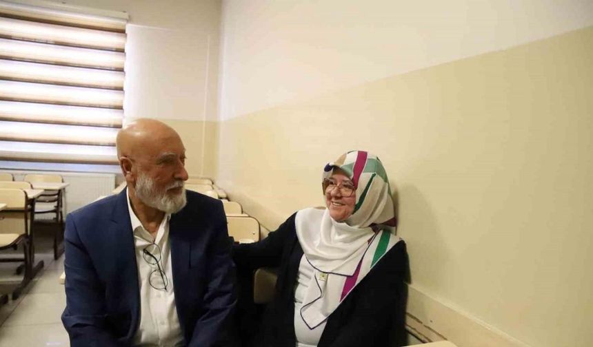 Gaziantepli emekli çiftin İngilizce tutkusu "öğrenmenin yaşı yok’ dedirtiyor