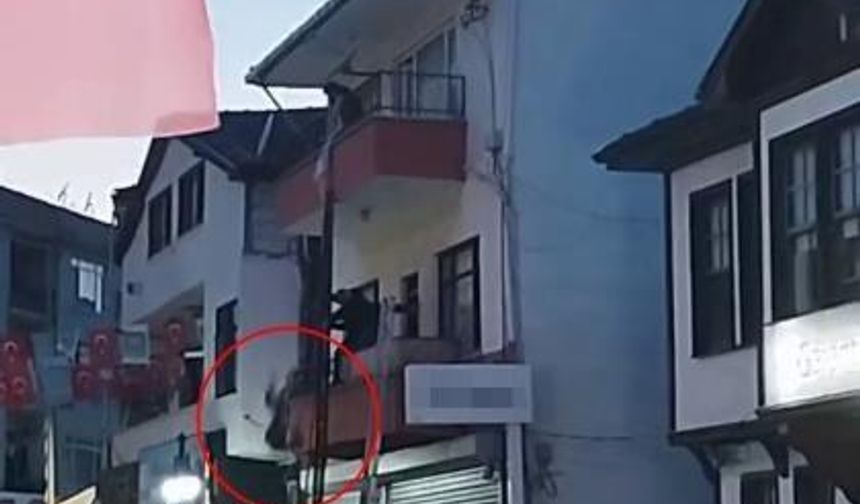 Özel gereksinimli kadın, balkondan düştü: Korku dolu anlar kamerada