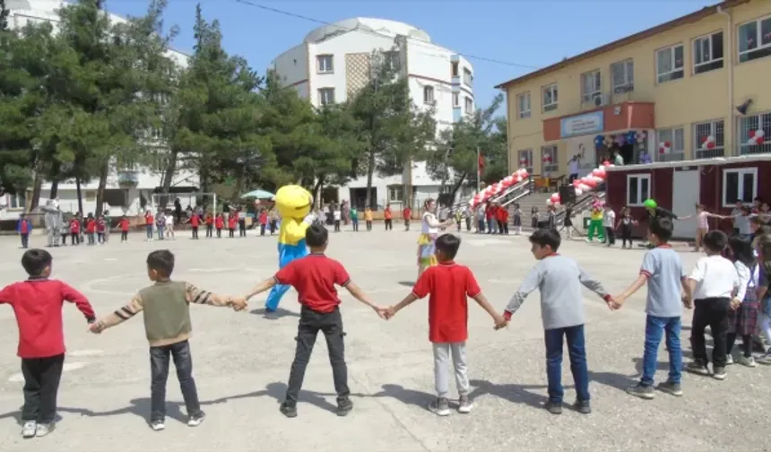 Gaziantep'teki depremzede çocuklar 23 Nisan kutlamasında eğlendi