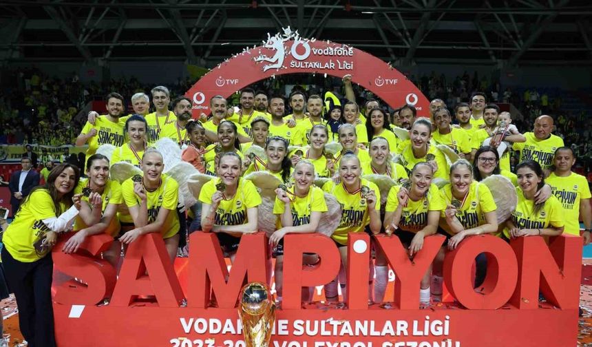 Fenerbahçe Kadın Voleybol Takımı, şampiyonluk kupasını kaldırdı