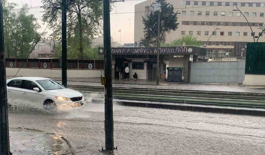 Gaziantep'te aniden bastıran sağanak yağış sürücülere zor anlar yaşattı