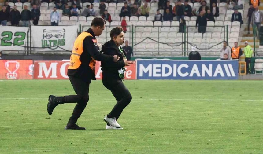 Konyaspor - Trabzonspor maçında sahaya taraftar girdi