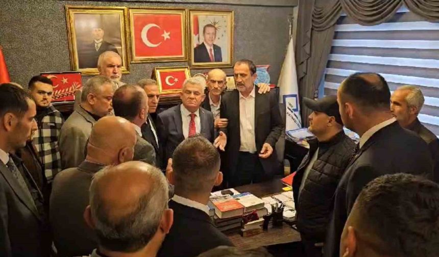 Devir teslim töreninde kavga çıktı! Seçimi kaybeden başkan MHP Milletvekiline çiçek fırlatıp küfretti