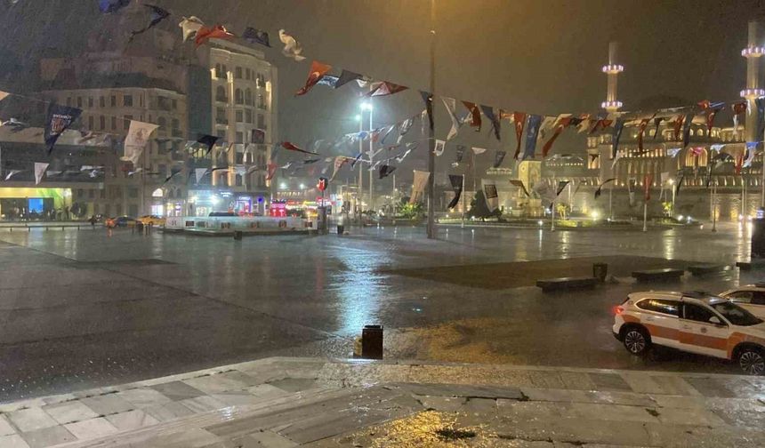 İstanbul’da sağanak yağış etkili oluyor