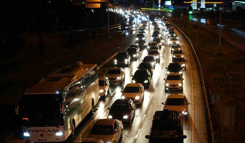 Yaz tatili sona erdi: Dönüş yoğunluğu 43 ilin geçiş noktasında havadan görüntülendi