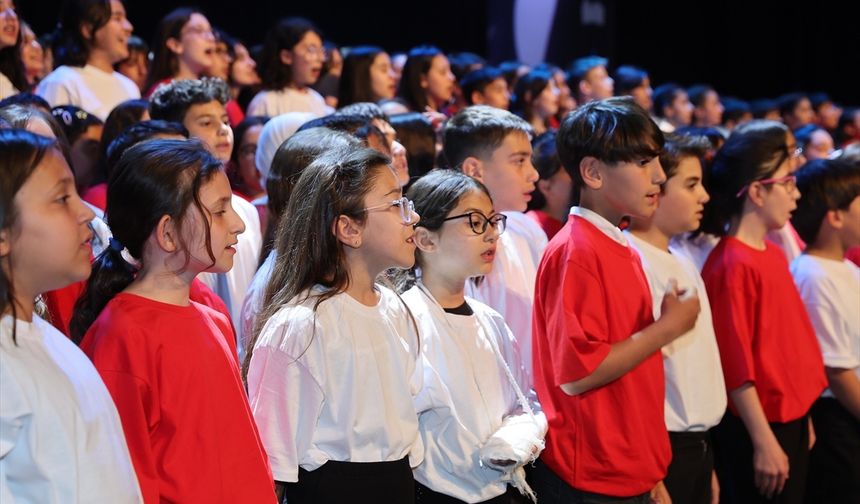 Gaziantep'te 23 Nisan özel konserinde 1000 kişilik çocuk korosu sahne aldı