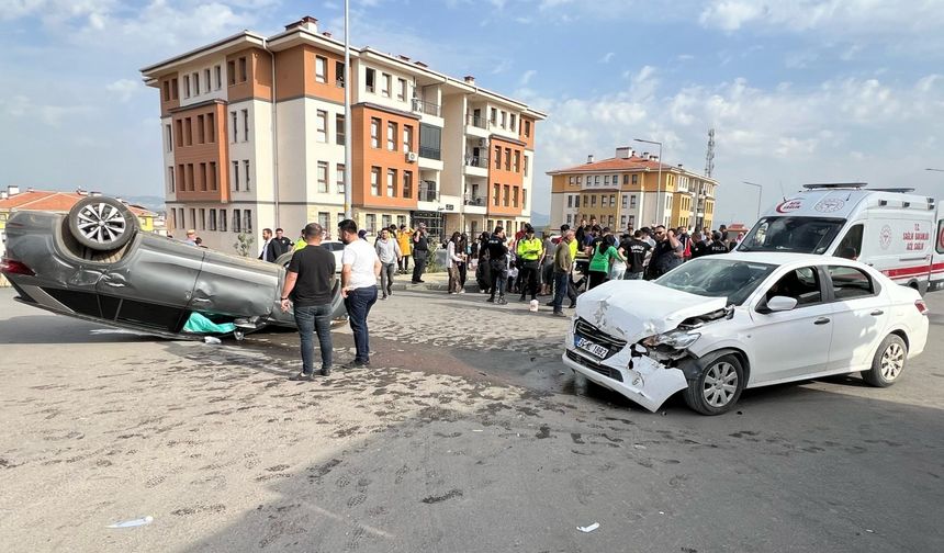 Gaziantep'te iki otomobilin çarpıştığı kazada 9 kişi yaralandı