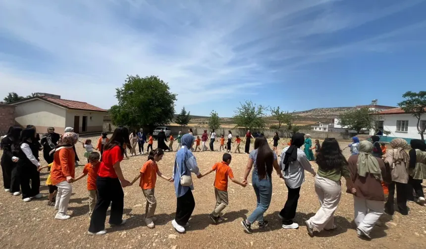 Gaziantep'te üniversite öğrencilerinden köy okuluna renkli dokunuş