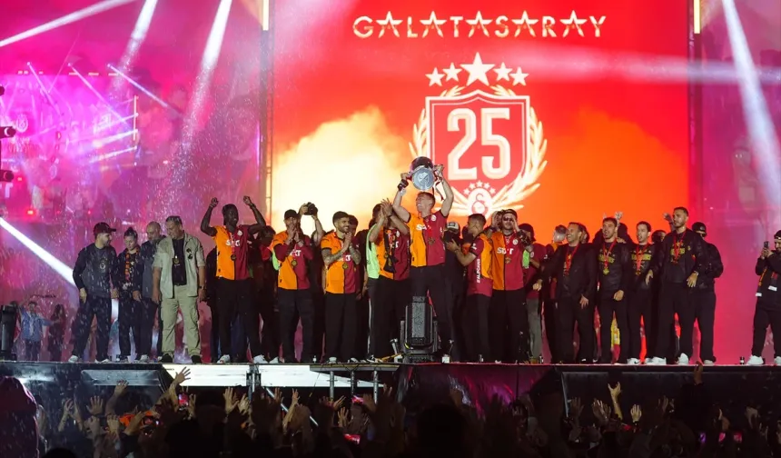 Şampiyon Galatasaray, kupasını Yenikapı’da aldı
