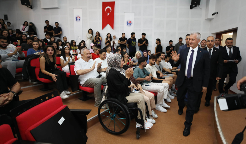 Başkan Tahmazoğlu GAÜN’de gençlerle buluştu