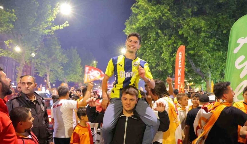 Araçlarına Fenerbahçe bayraklı tabut yerleştiren iki sürücüye ceza
