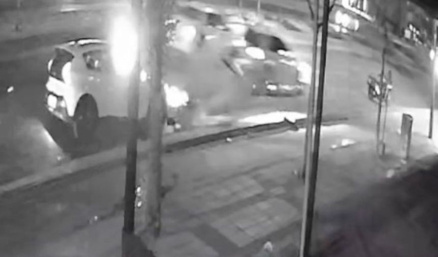 Feci kaza kamerada... Gaziantep'te hızla gelen araç, otomobil ve motosiklete çarptı: 1’i ağır 2 yaralı