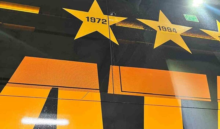 Galatasaray otobüsüne İzmir'de taşlı saldırı
