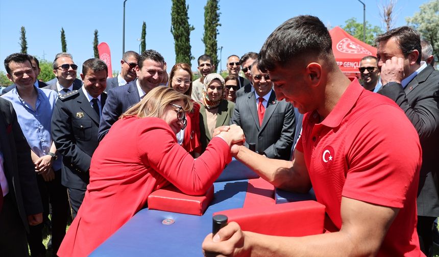 Gaziantep Büyükşehir Belediye Başkanı Şahin, sporcuyla bilek güreşi yaptı