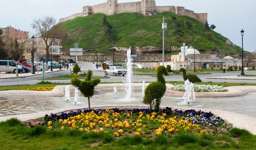 Gaziantep'te tarihi bölgede otopark sorununa pratik çözüm!