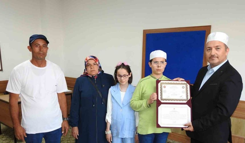 Gaziantep'te Görme engelli depremzede genç 15 ayda hafız oldu