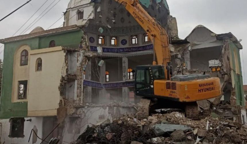 Gaziantep Araban belediyesi depremde hasar alan ve yıkılan caminin arazisini satılığa çıkarttı.