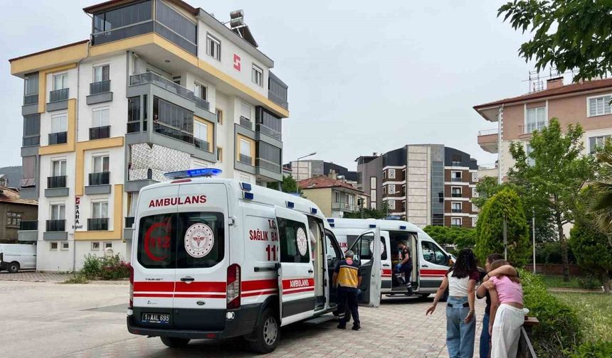 Liseli kızların sosyal medya kavgasını ayırmak için araya giren 2 kız bıçaklandı