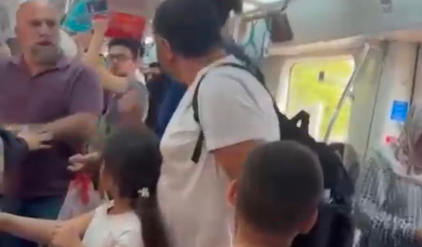 Marmaray’da çocuklarının yanında babaya yumruk atıldı