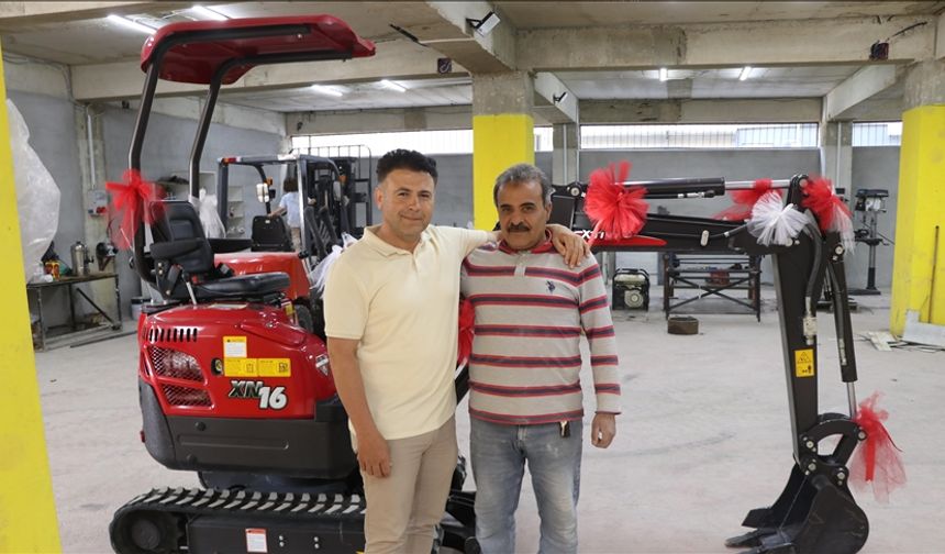 Gaziantepli işletmeci ülkesine dönen Suriyeli işçisine iş makinesi hediye etti
