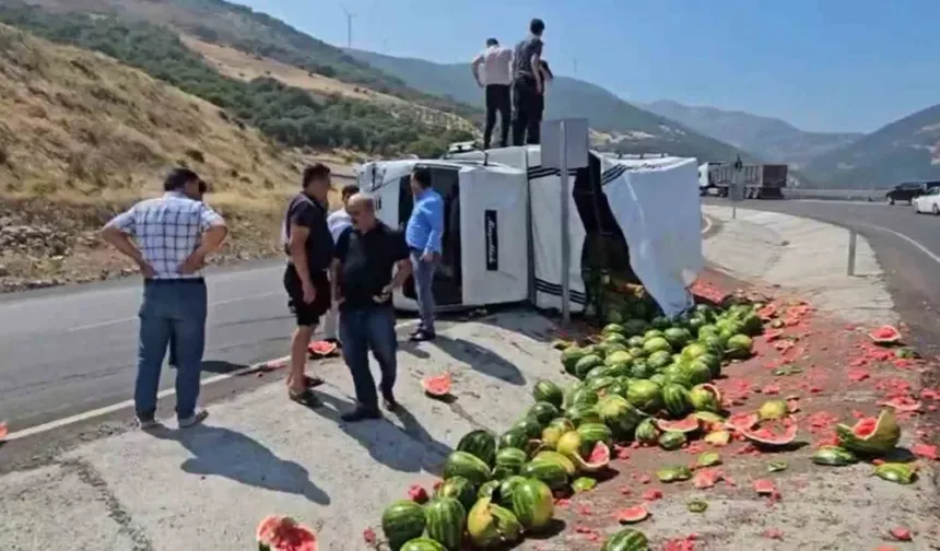 Gaziantep’te virajı alamayan kamyonet devrildi! Onlarca karpuz yerlere saçıldı...