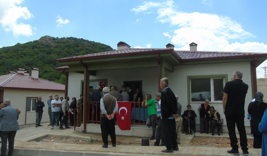 İslahiye'de 18 köy tipi kalıcı konutun anahtarları hak sahiplerine teslim edildi