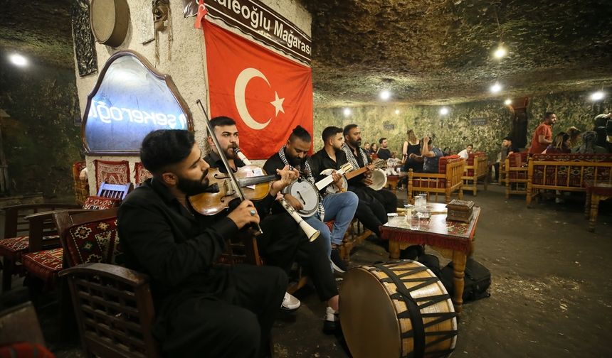Gaziantep'te 500 yıllık mağara kafede ziyaretçi yoğunluğu yaşanıyor