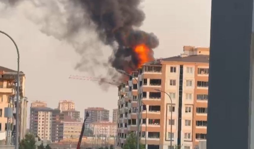 Gaziantep’te 7 katlı binanın çatısı alev alev yandı