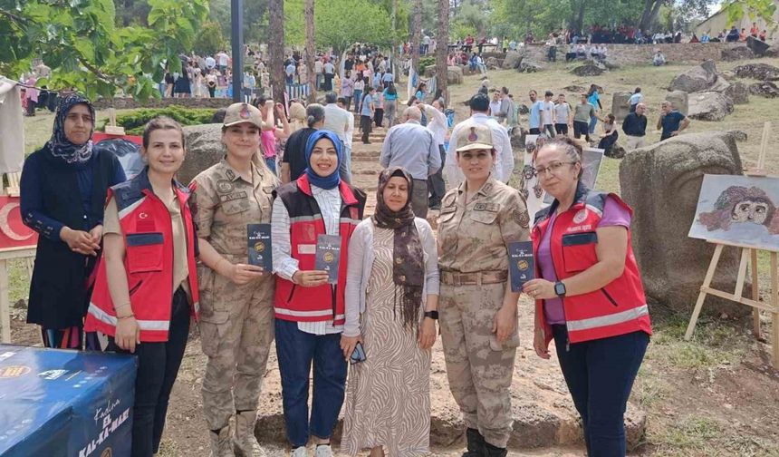 Gaziantep'te jandarma KADES uygulamasını tanıttı