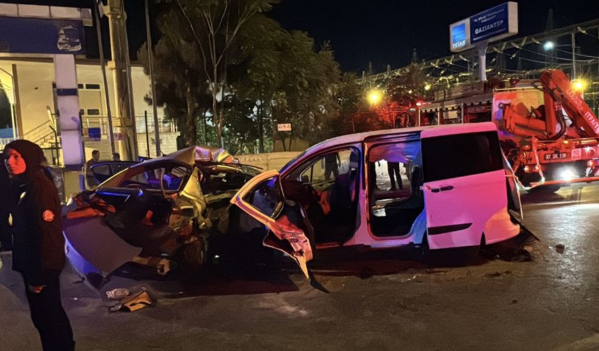 Gaziantep'te otomobil ile hafif ticari araç çarpıştı, 5 kişi öldü, 2 kişi yaralandı