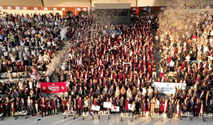 HKÜ kuruluşunun 17. yılında bin 657 öğrencisini mezun etmenin gururunu yaşadı