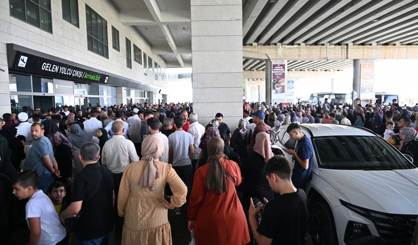İlk hacı kafilesi Gaziantep'e döndü