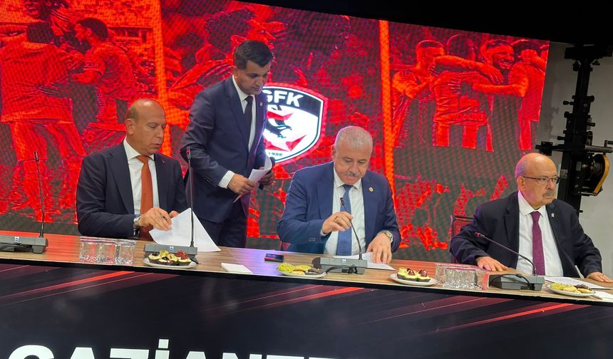 Divan başkanı Sermet Atay oldu