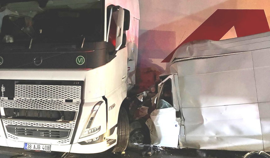 Gaziantep Otoyolu'nda feci kaza! Tırla minibüs çarpıştı...