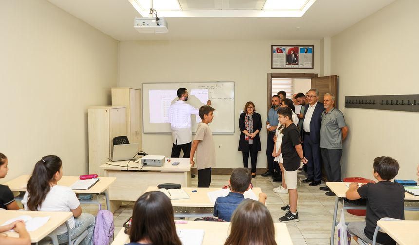 Başkan Şahin, öğrencilerin yeteneklerini ilgiyle izledi