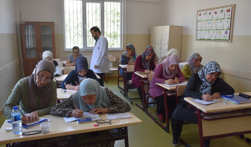 Şahinbey Belediyesi’nin tesislerinde okuma yazma öğreniyorlar