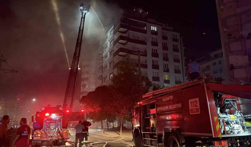 Gaziantep’te 7 katlı binada yangın paniği